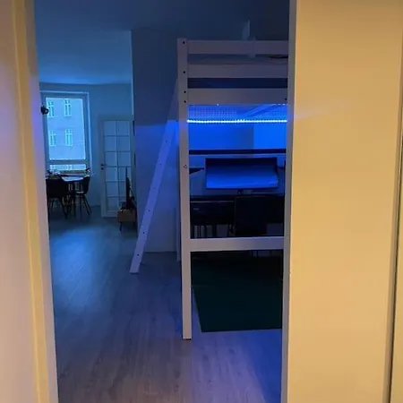Huoneisto Charming & Cozy In Downtown *